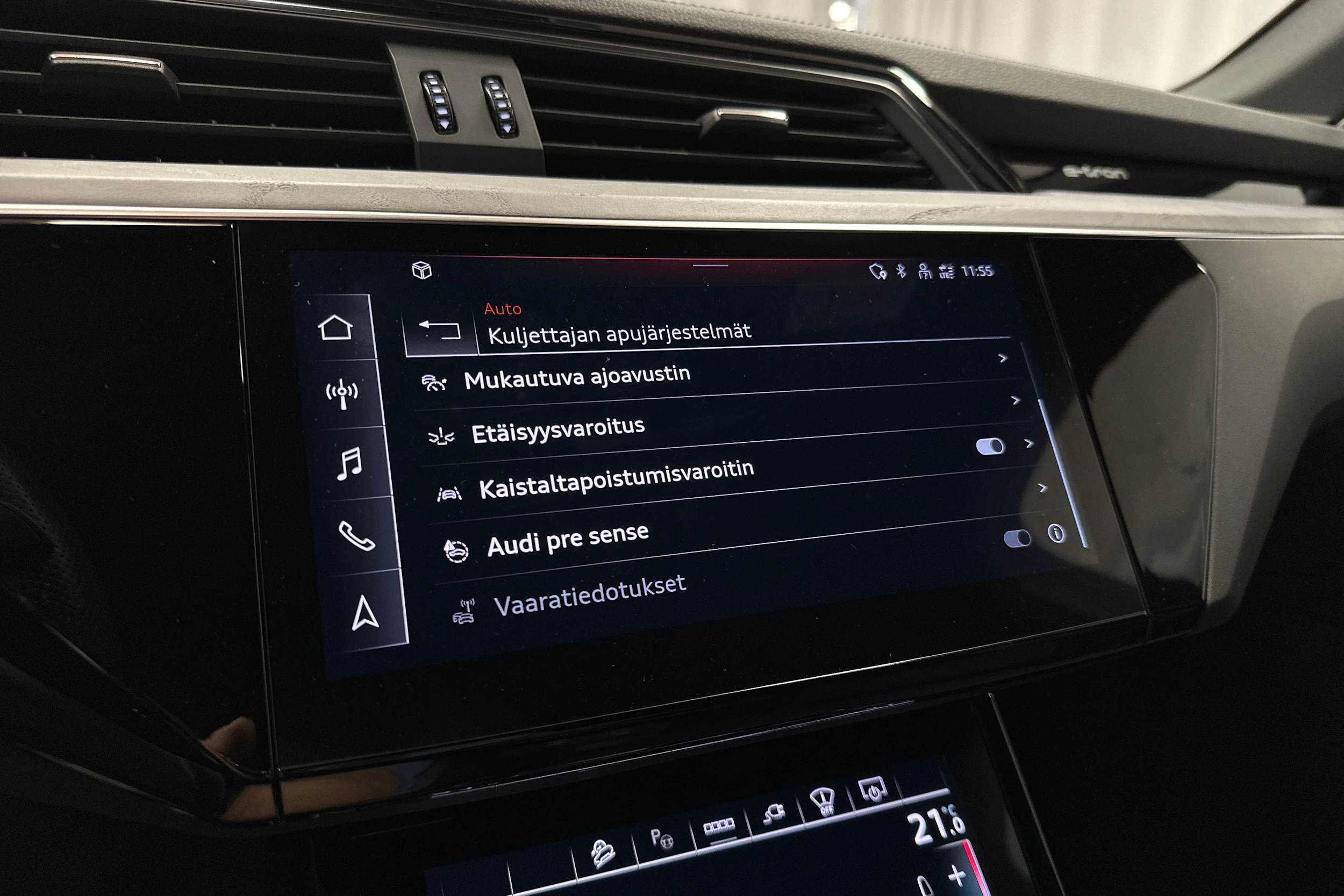 punainen Audi Q8 e-tron 2023 kuva 19.
