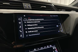 punainen Audi Q8 e-tron 2023 kuva 19.