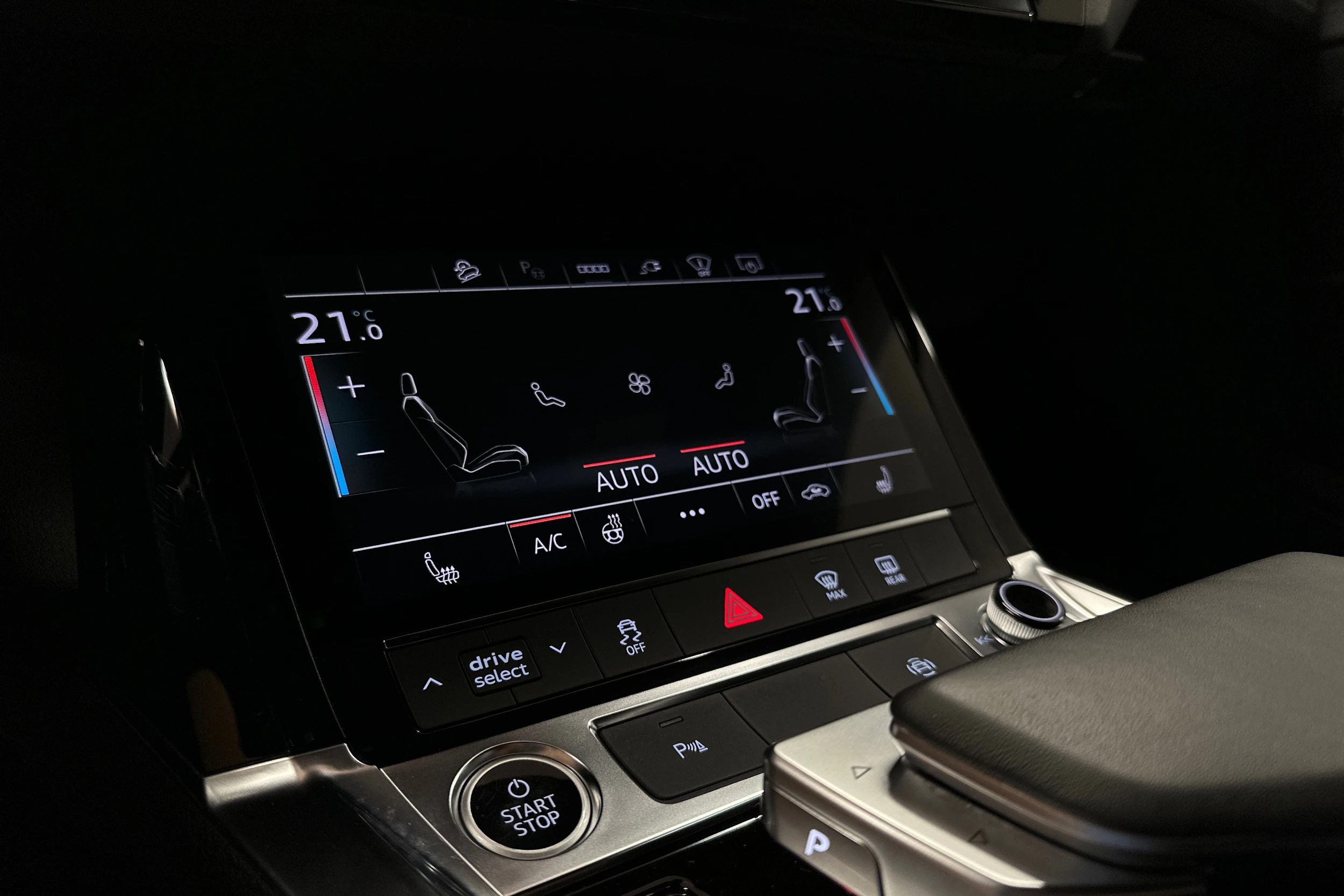 punainen Audi Q8 e-tron 2023 kuva 20.