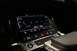 punainen Audi Q8 e-tron 2023 kuva 20.