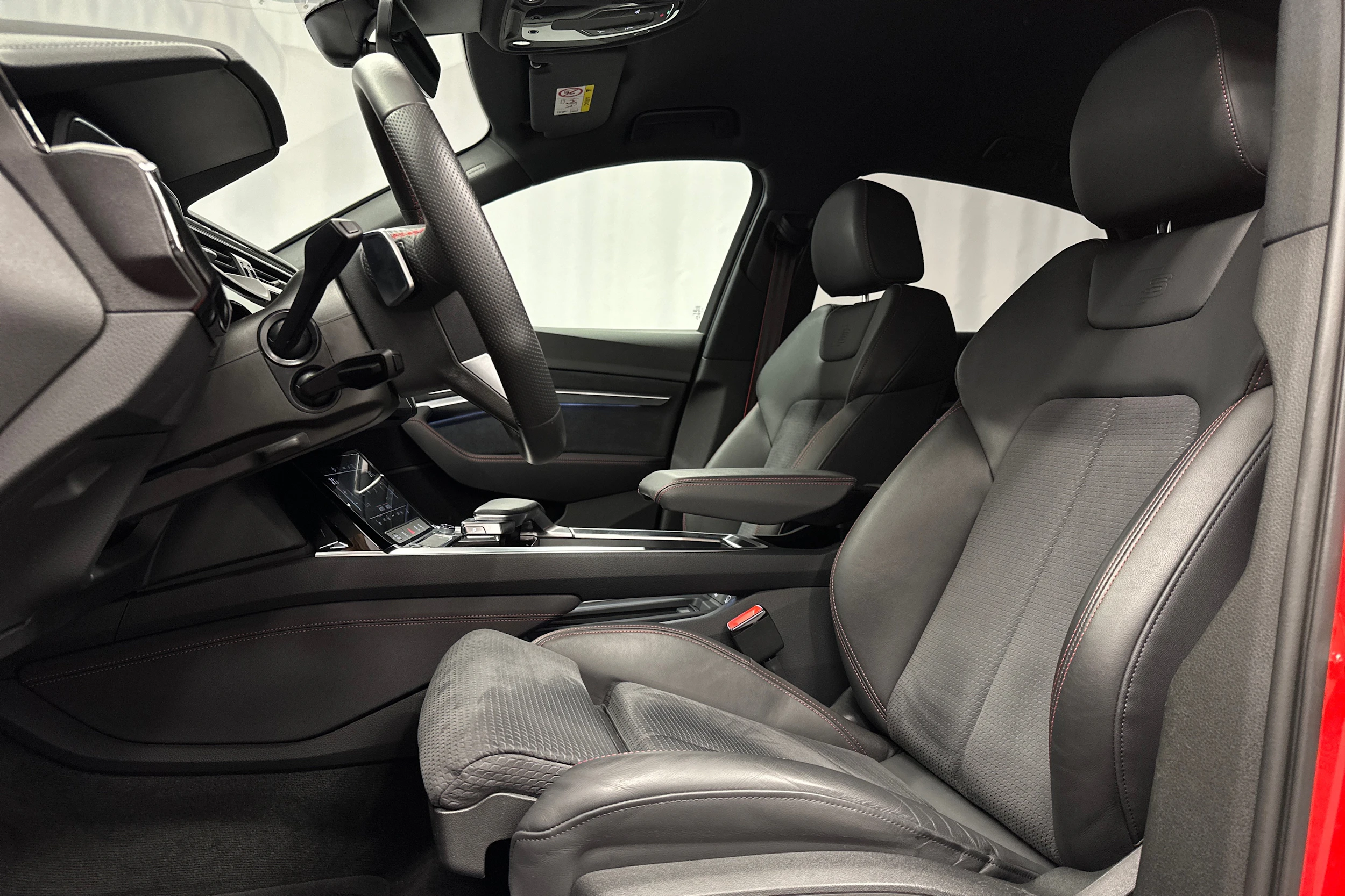 punainen Audi Q8 e-tron 2023 kuva 21.