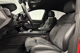 punainen Audi Q8 e-tron 2023 kuva 21.