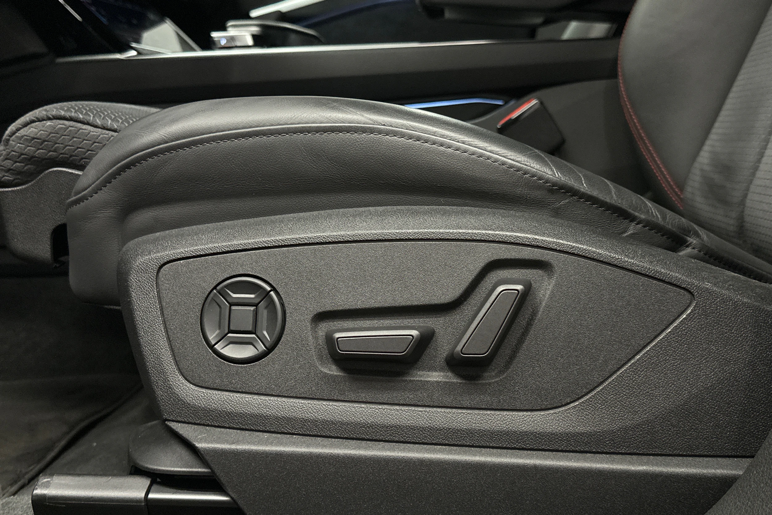 punainen Audi Q8 e-tron 2023 kuva 22.