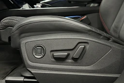 punainen Audi Q8 e-tron 2023 kuva 22.