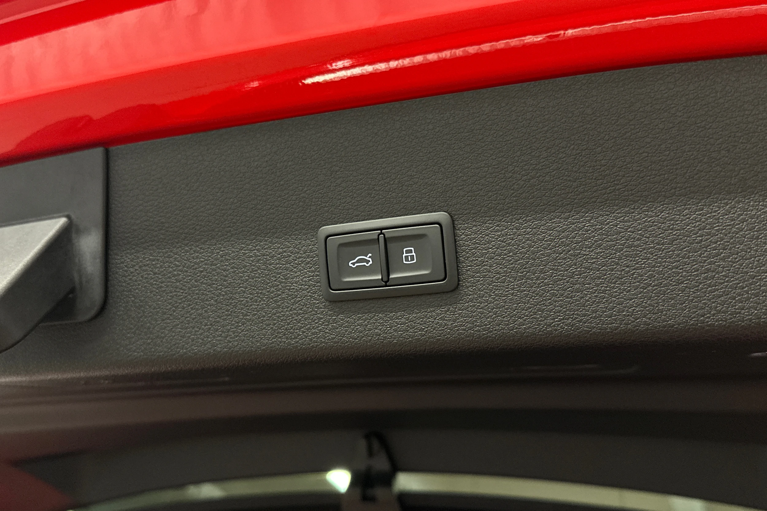punainen Audi Q8 e-tron 2023 kuva 25.