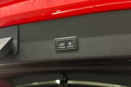 punainen Audi Q8 e-tron 2023 kuva 25.