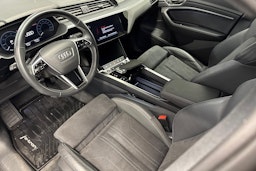 musta Audi Q8 e-tron 2024 kuva 7.