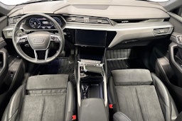 musta Audi Q8 e-tron 2024 kuva 9.