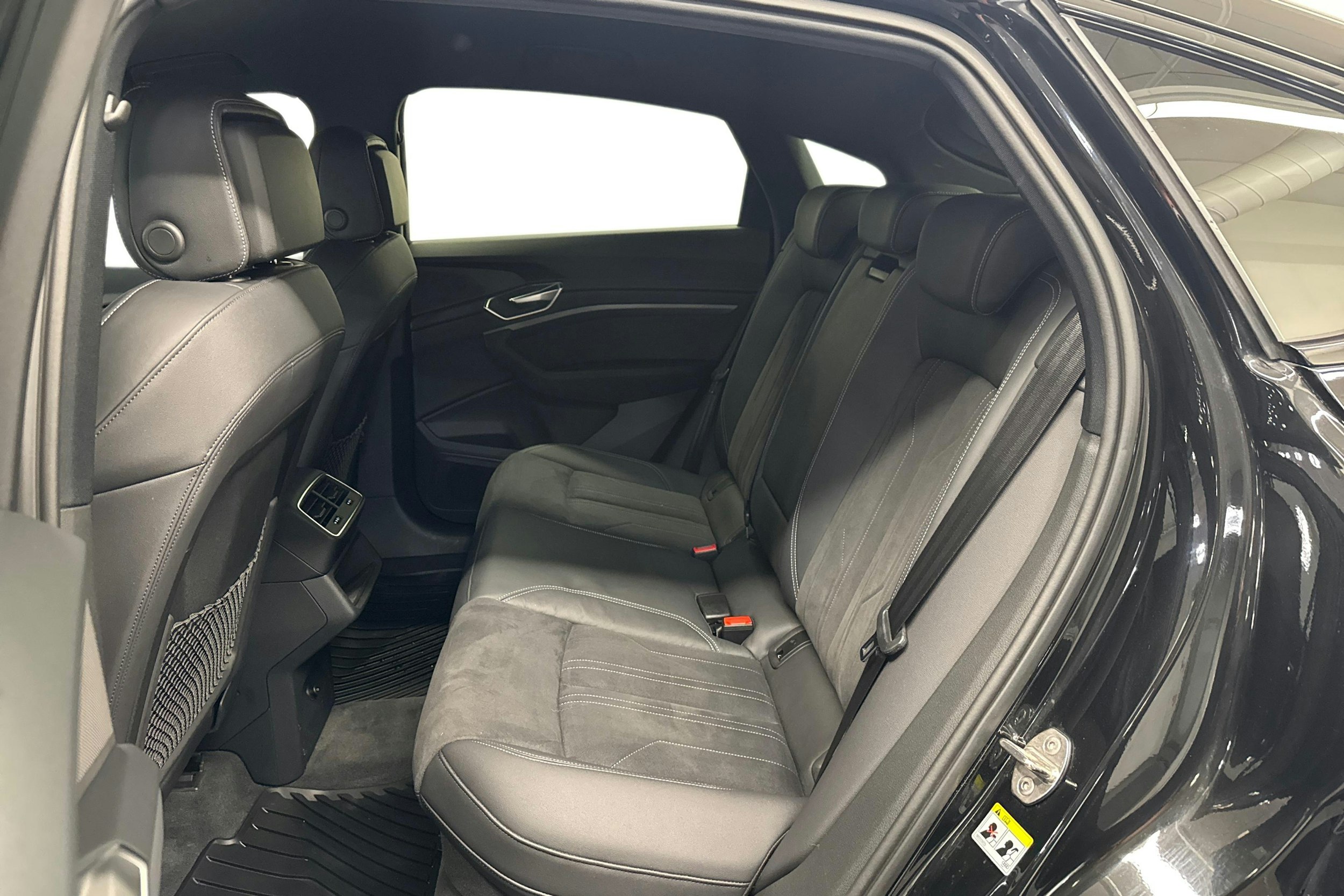 musta Audi Q8 e-tron 2024 kuva 10.