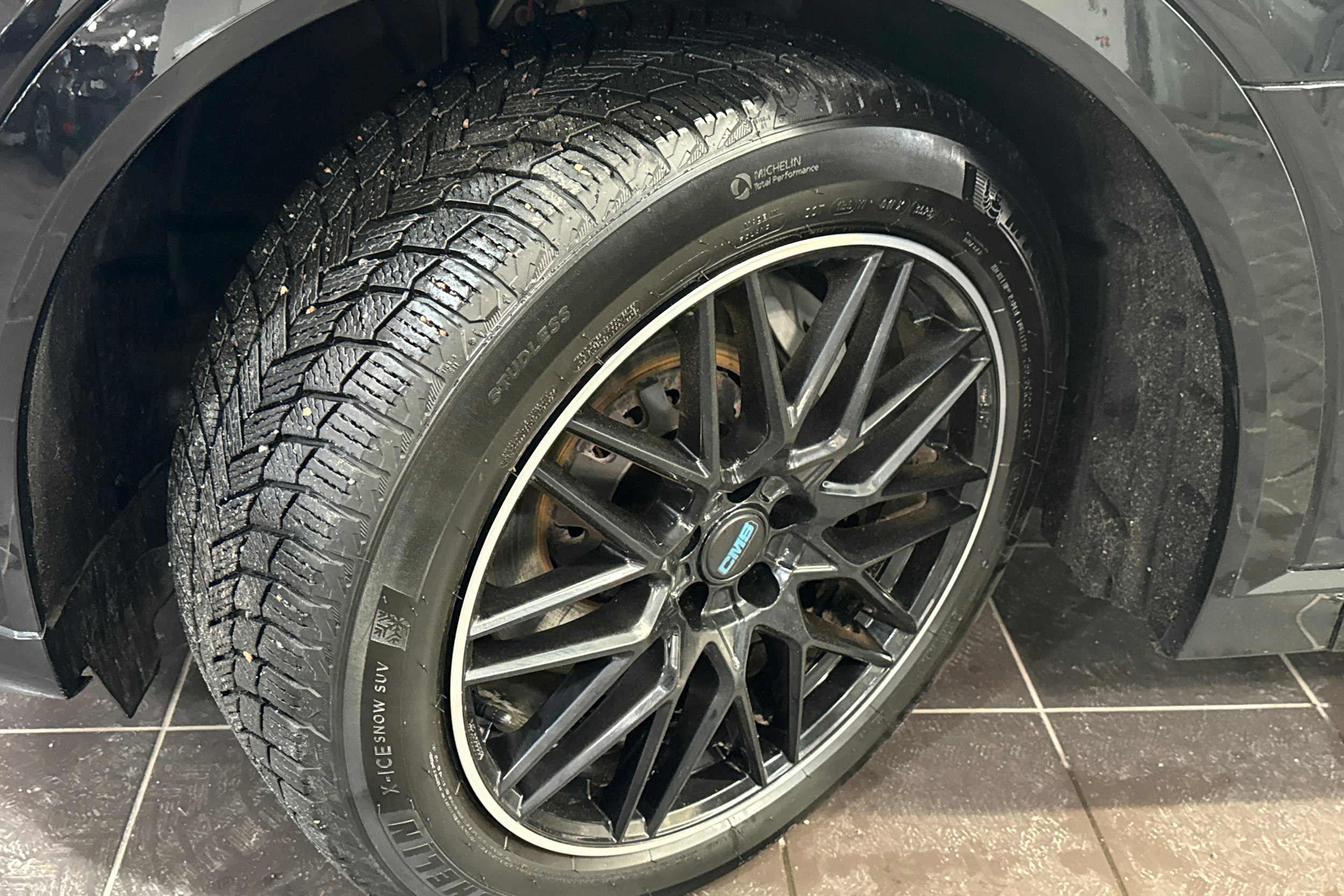 musta Audi Q8 e-tron 2024 kuva 13.