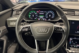 musta Audi Q8 e-tron 2024 kuva 14.