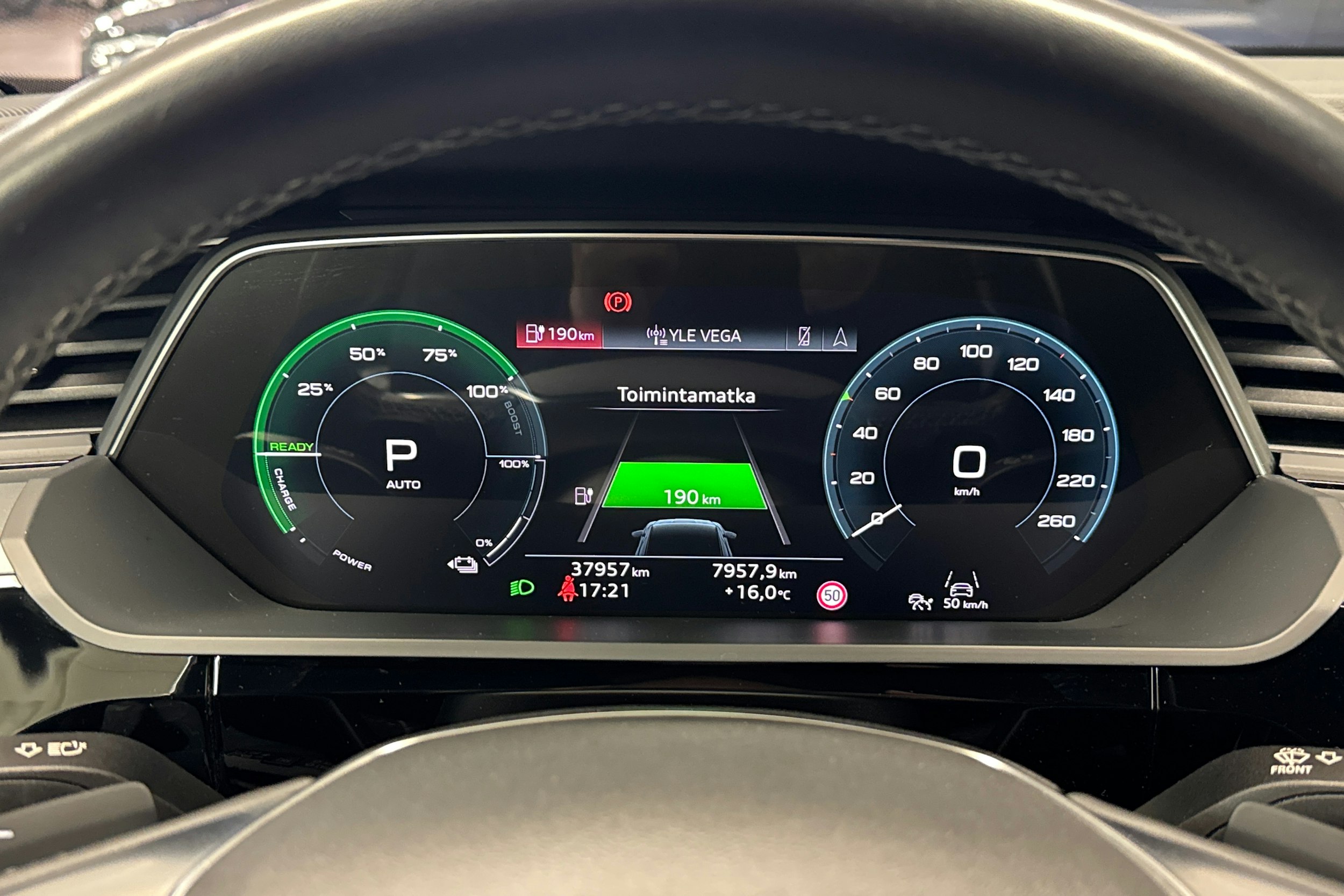 musta Audi Q8 e-tron 2024 kuva 15.