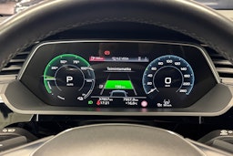 musta Audi Q8 e-tron 2024 kuva 15.