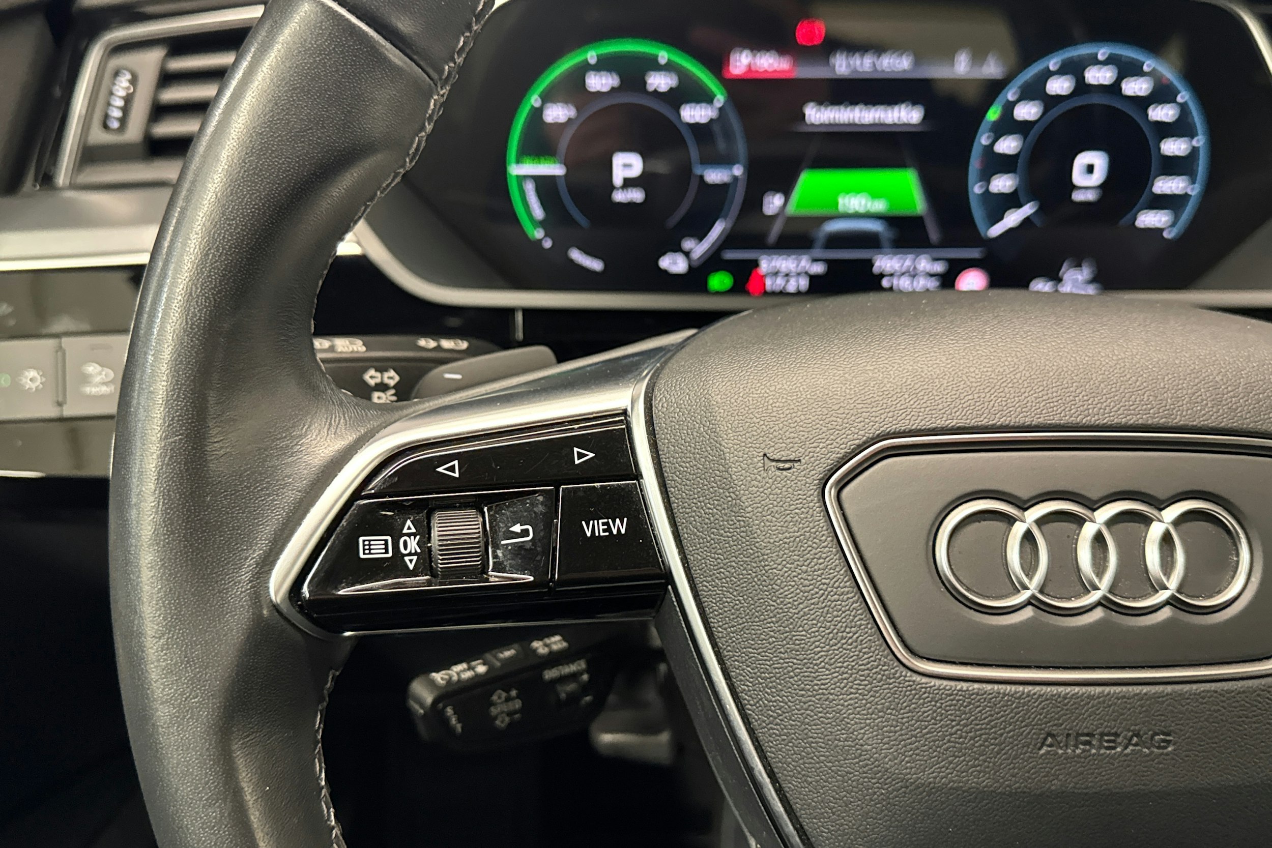 musta Audi Q8 e-tron 2024 kuva 16.