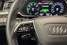 musta Audi Q8 e-tron 2024 kuva 16.