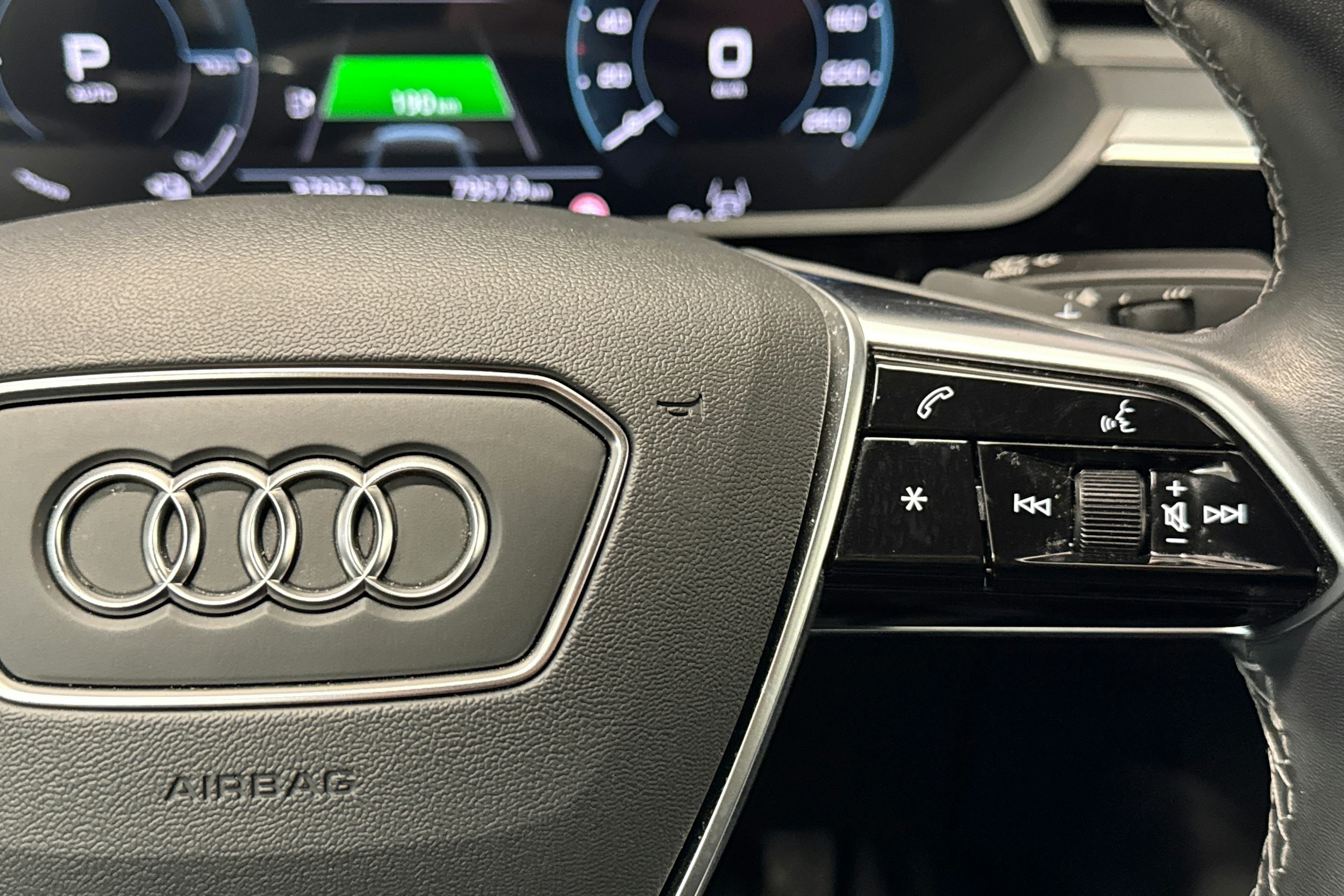 musta Audi Q8 e-tron 2024 kuva 17.