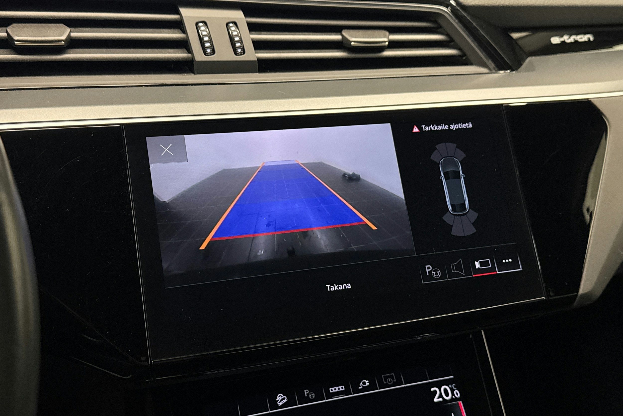 musta Audi Q8 e-tron 2024 kuva 19.