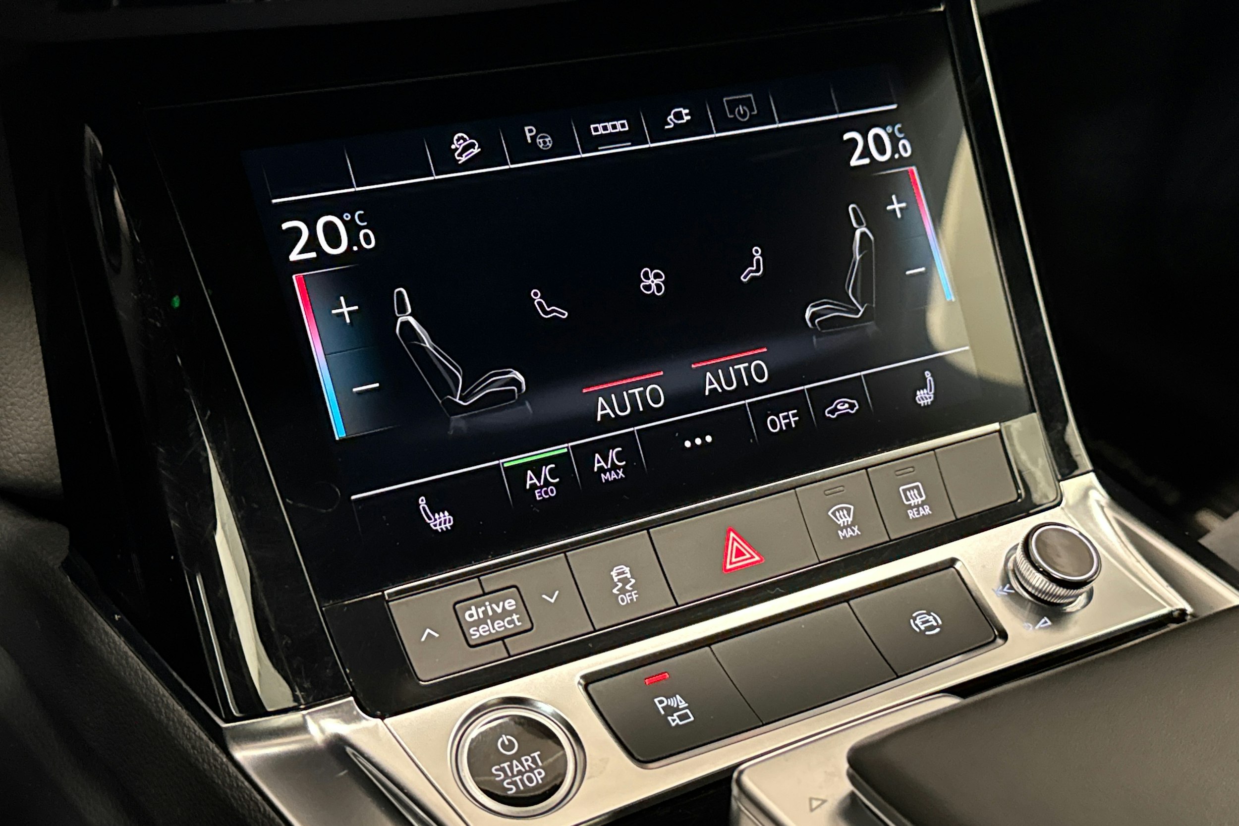 musta Audi Q8 e-tron 2024 kuva 20.