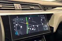 musta Audi Q8 e-tron 2024 kuva 22.