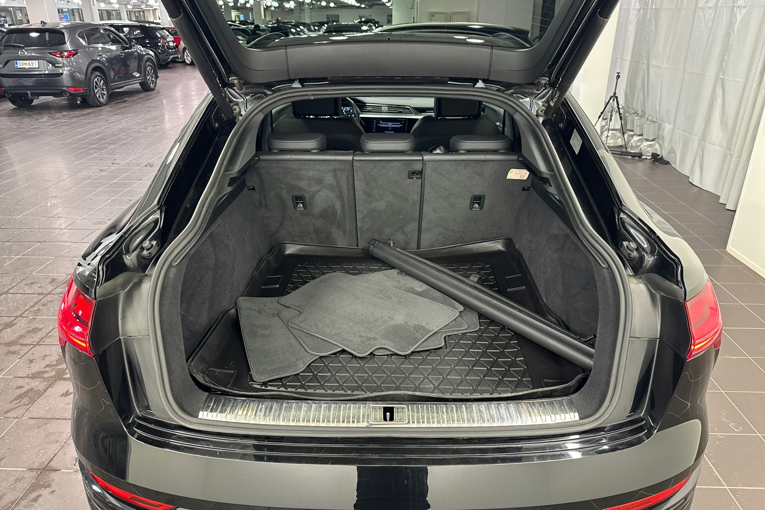 musta Audi Q8 e-tron 2024 kuva 24.