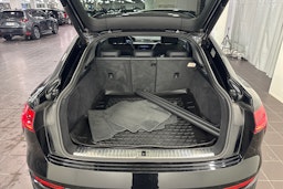 musta Audi Q8 e-tron 2024 kuva 24.