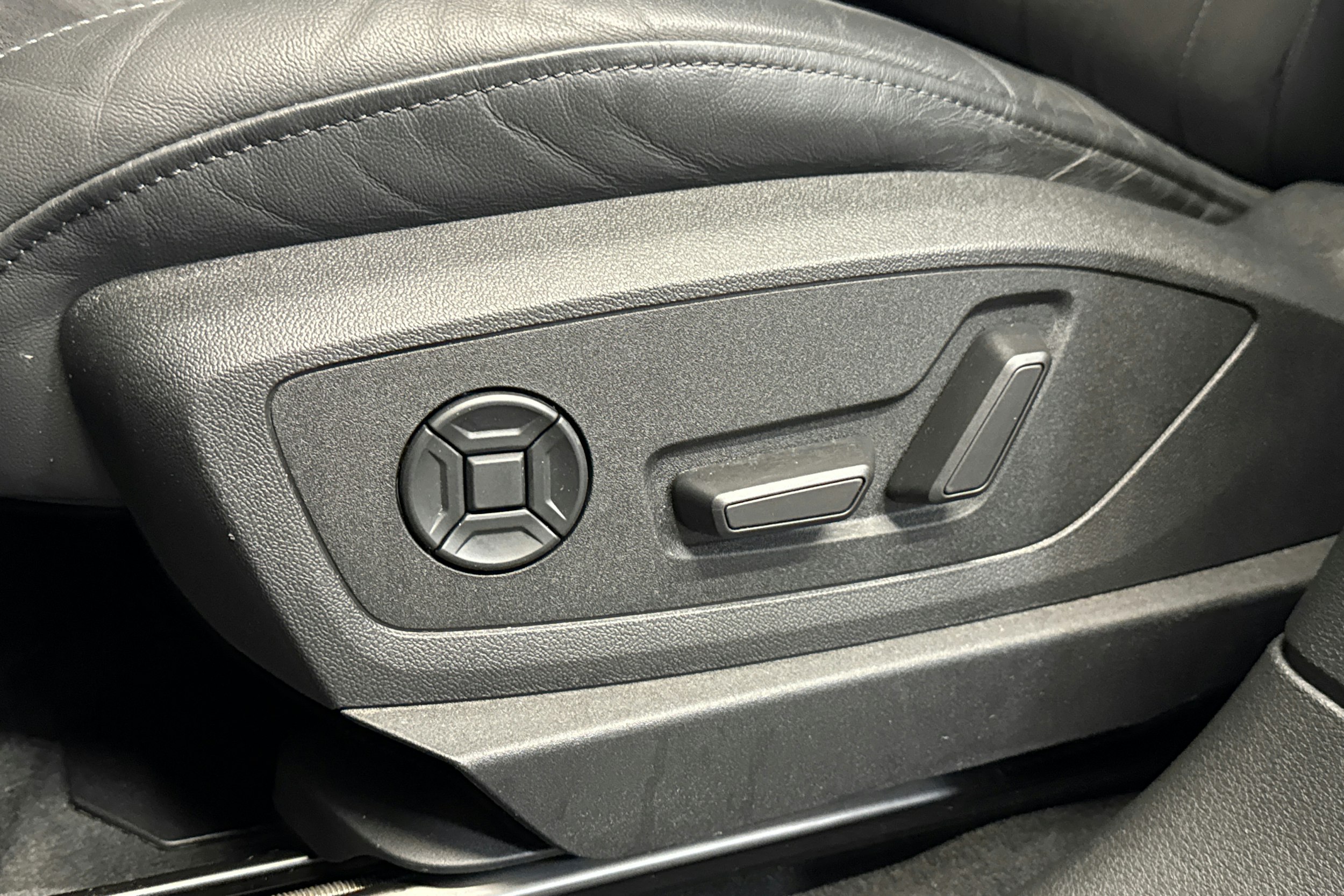 musta Audi Q8 e-tron 2024 kuva 25.