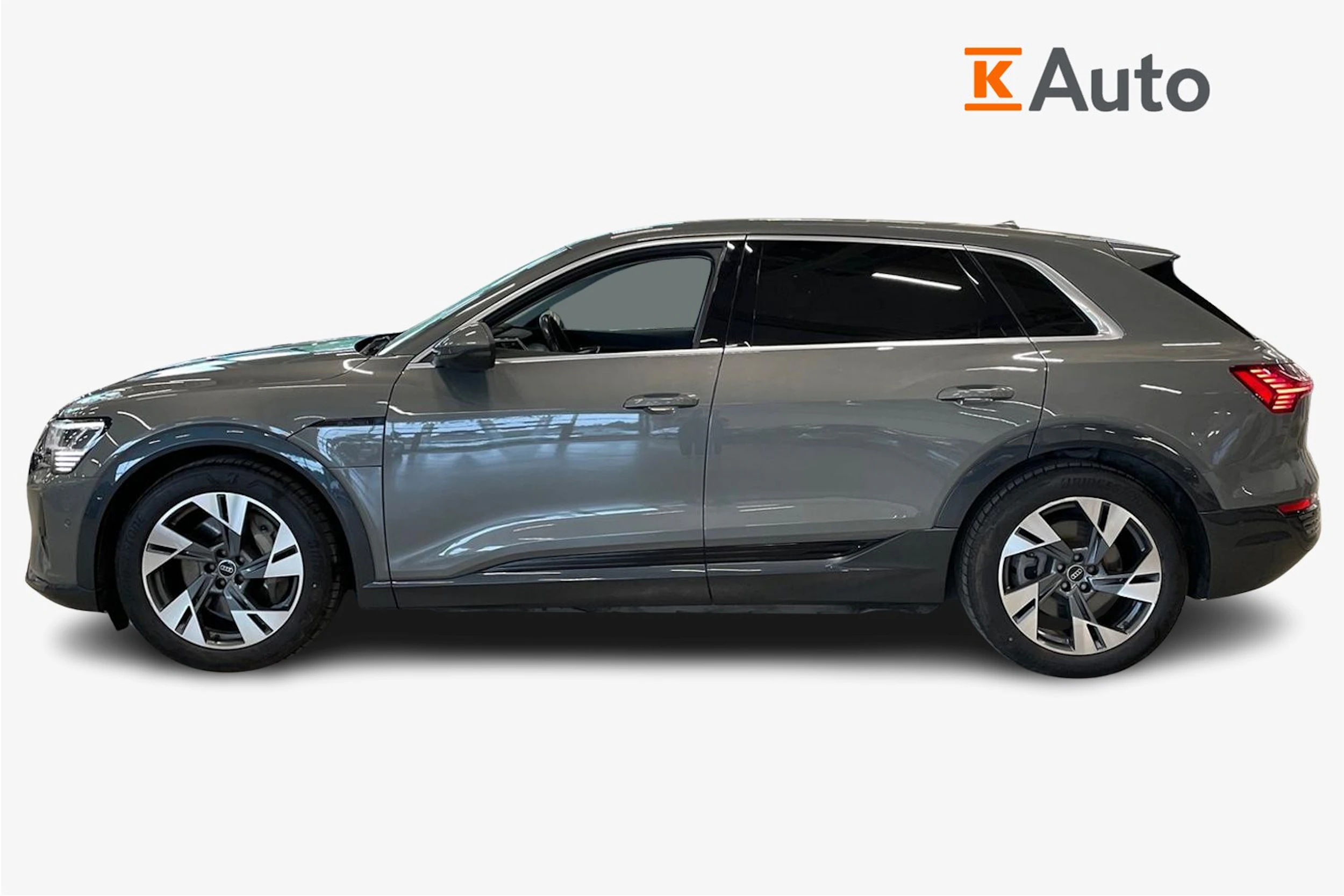 harmaa Audi Q8 e-tron 2023 kuva 5.