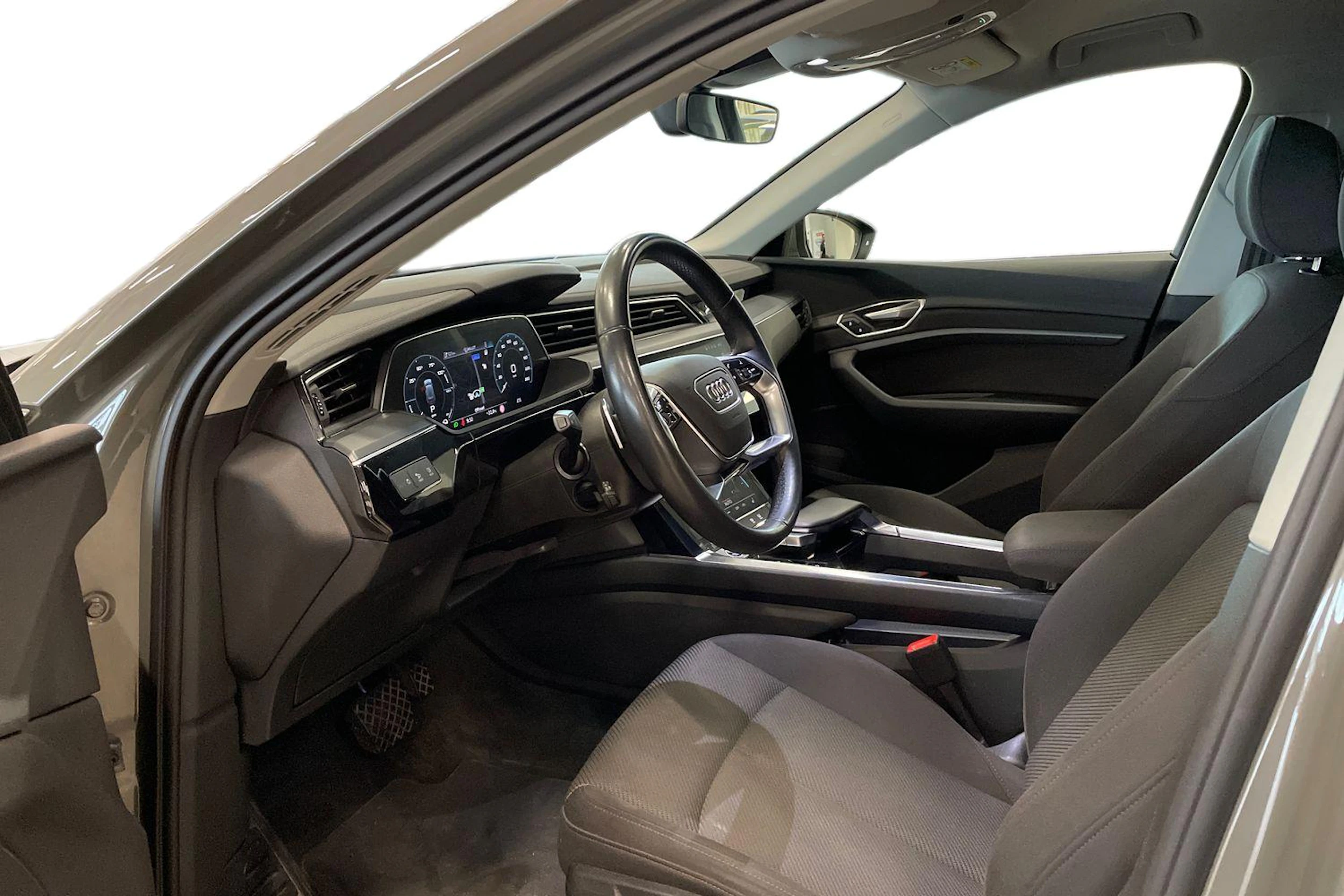 harmaa Audi Q8 e-tron 2023 kuva 6.