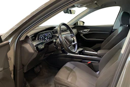 harmaa Audi Q8 e-tron 2023 kuva 6.