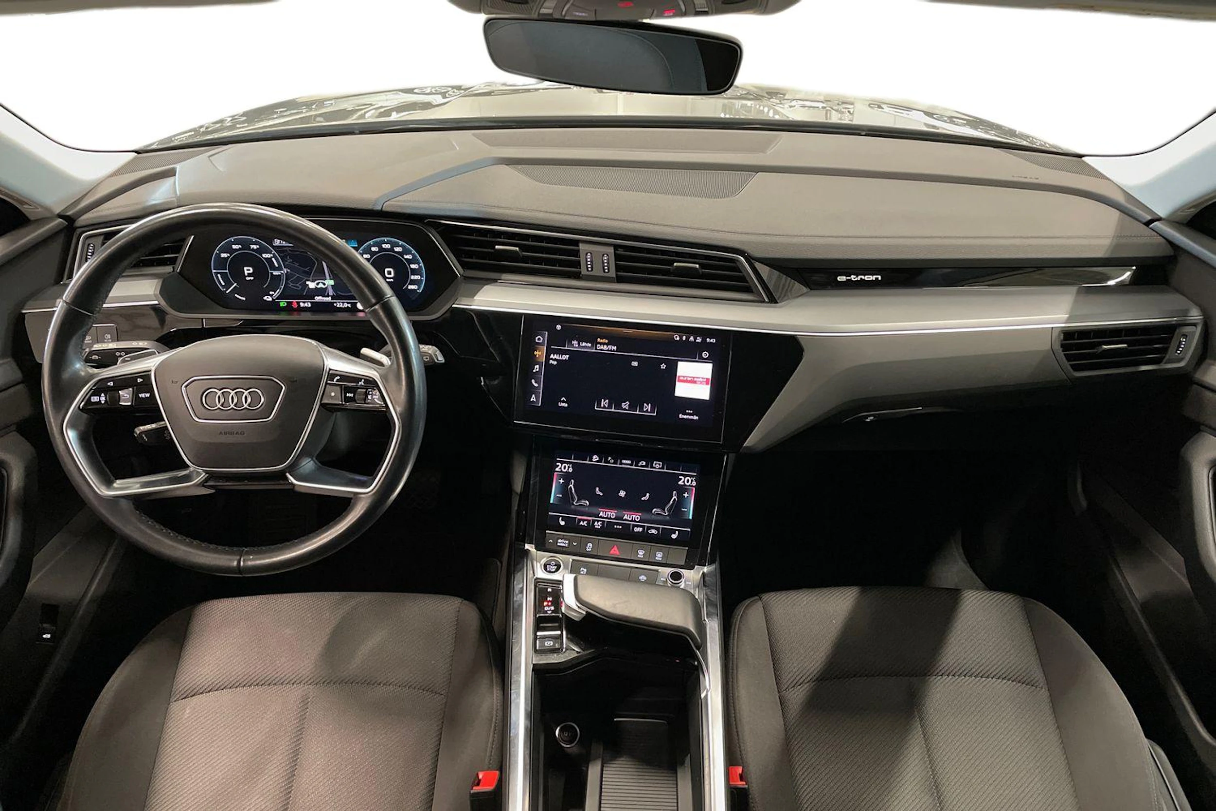 harmaa Audi Q8 e-tron 2023 kuva 7.