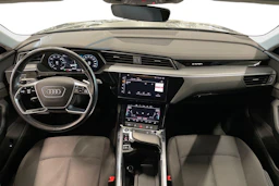 harmaa Audi Q8 e-tron 2023 kuva 7.