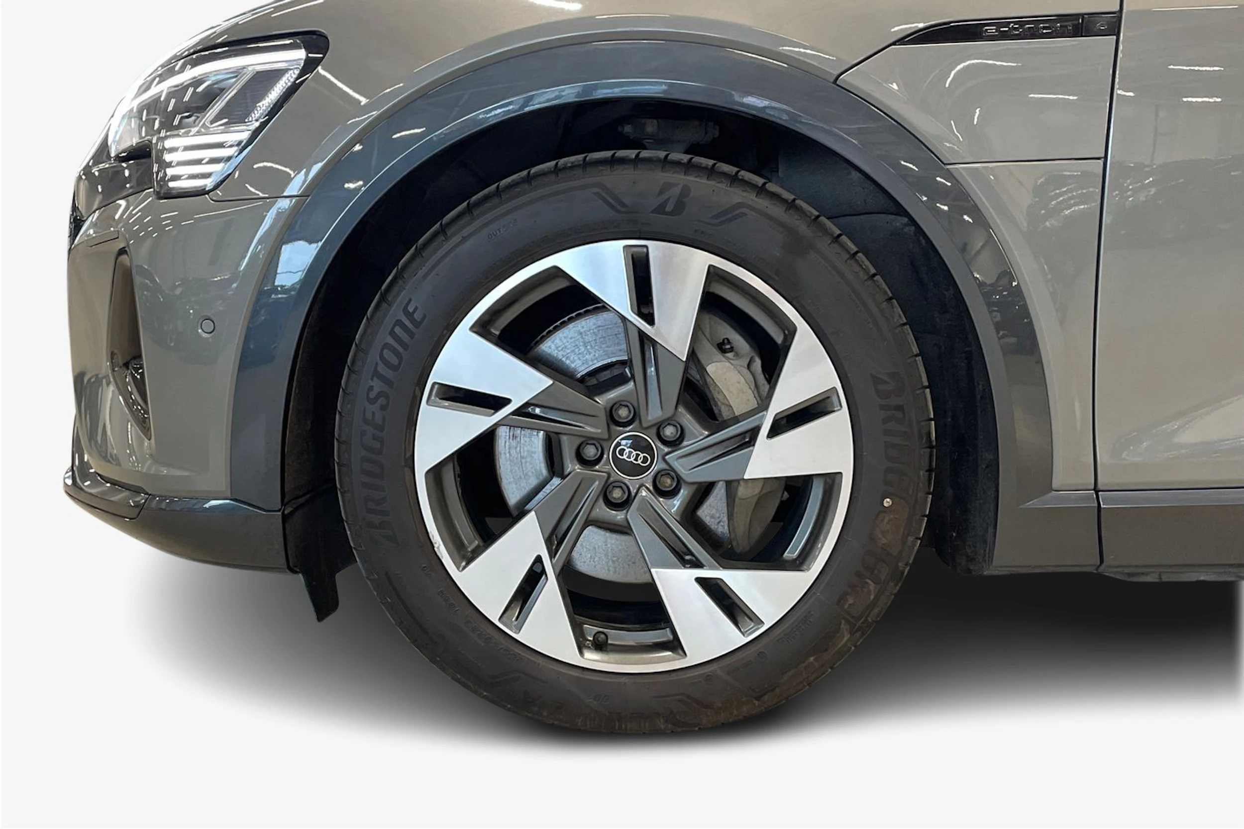 harmaa Audi Q8 e-tron 2023 kuva 9.