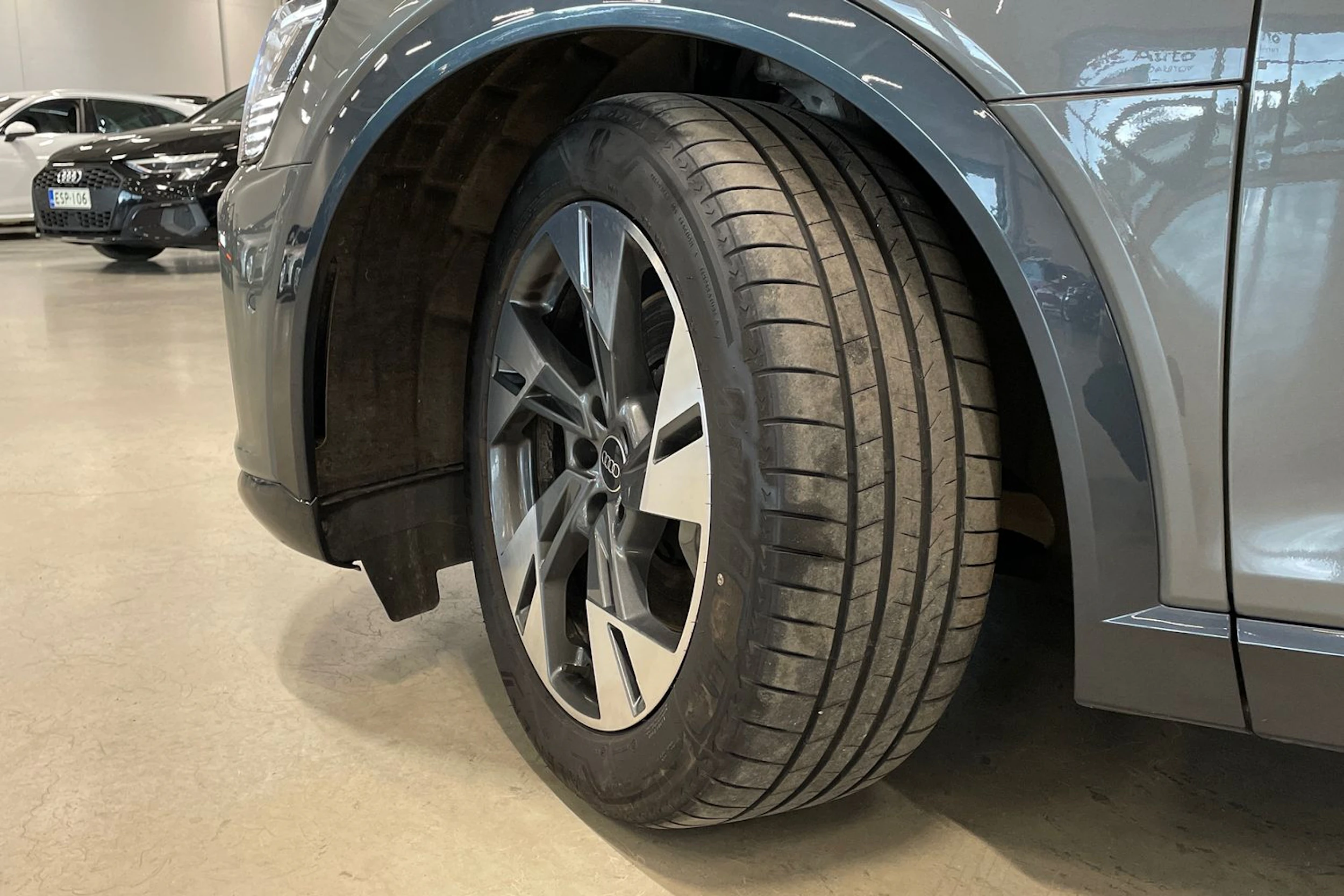 harmaa Audi Q8 e-tron 2023 kuva 10.