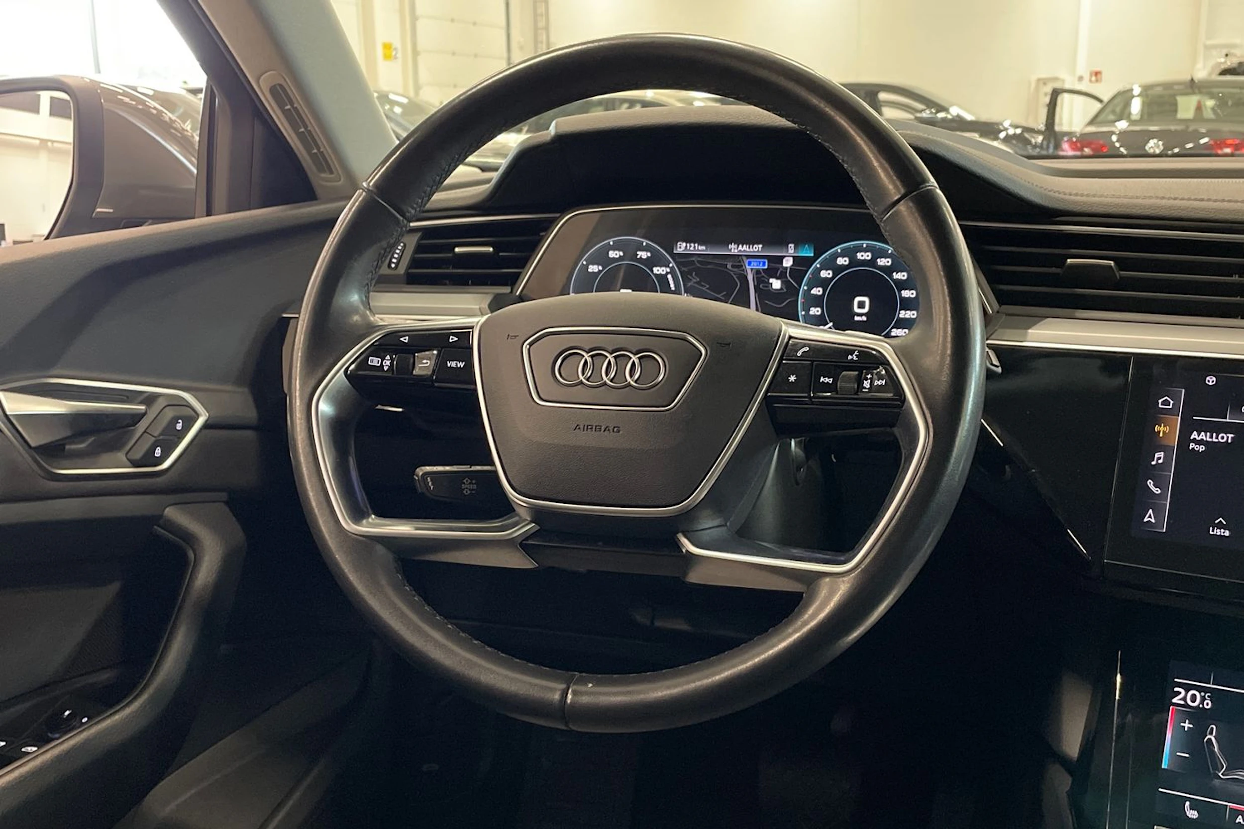 harmaa Audi Q8 e-tron 2023 kuva 11.