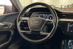 harmaa Audi Q8 e-tron 2023 kuva 11.