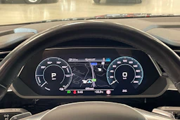 harmaa Audi Q8 e-tron 2023 kuva 12.