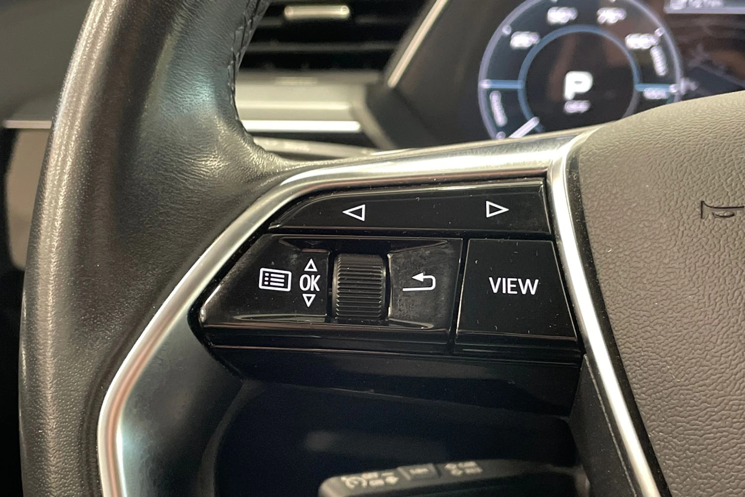 harmaa Audi Q8 e-tron 2023 kuva 13.