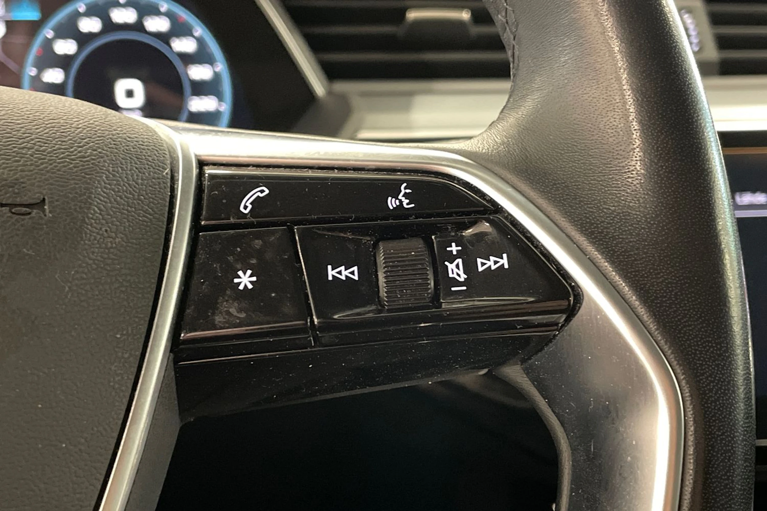harmaa Audi Q8 e-tron 2023 kuva 14.