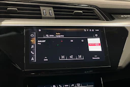 harmaa Audi Q8 e-tron 2023 kuva 16.