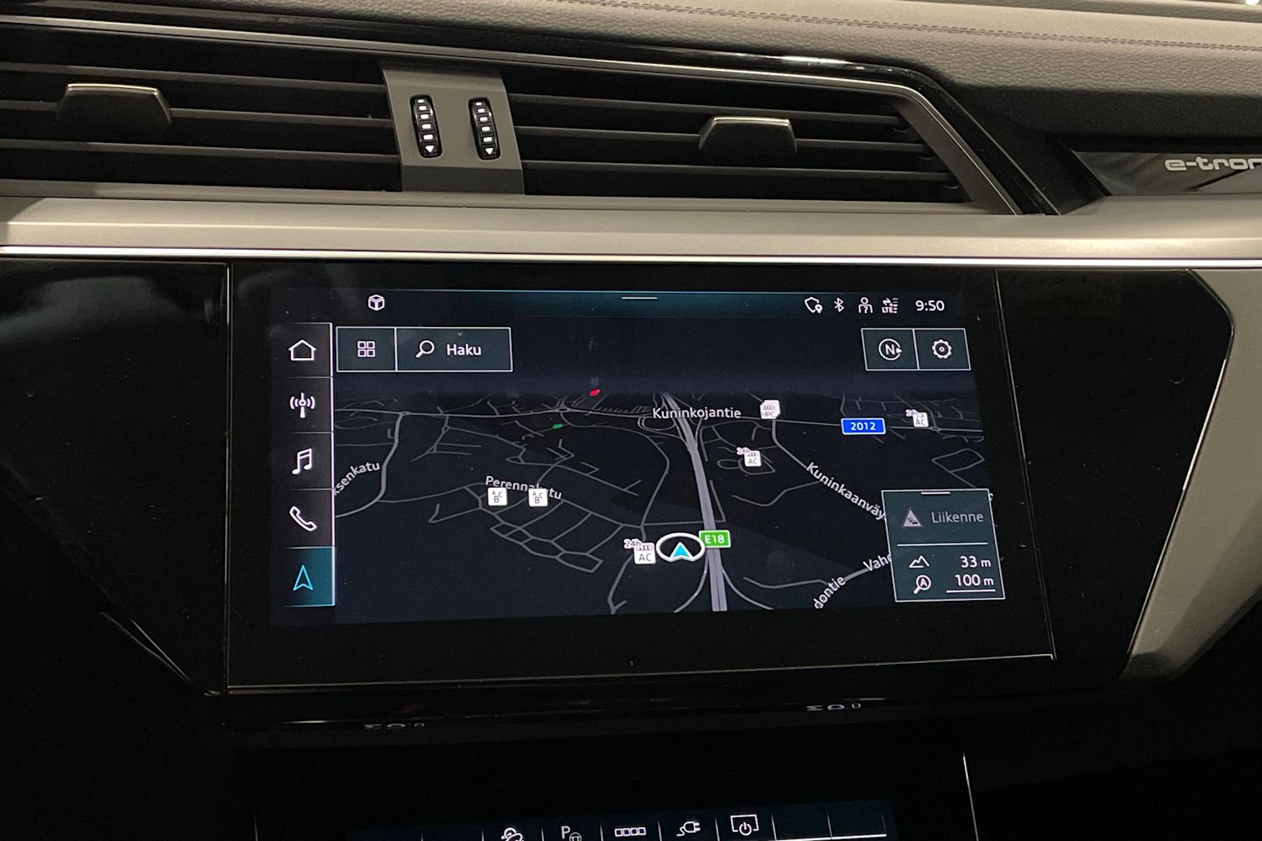 harmaa Audi Q8 e-tron 2023 kuva 17.