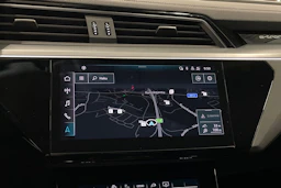 harmaa Audi Q8 e-tron 2023 kuva 17.