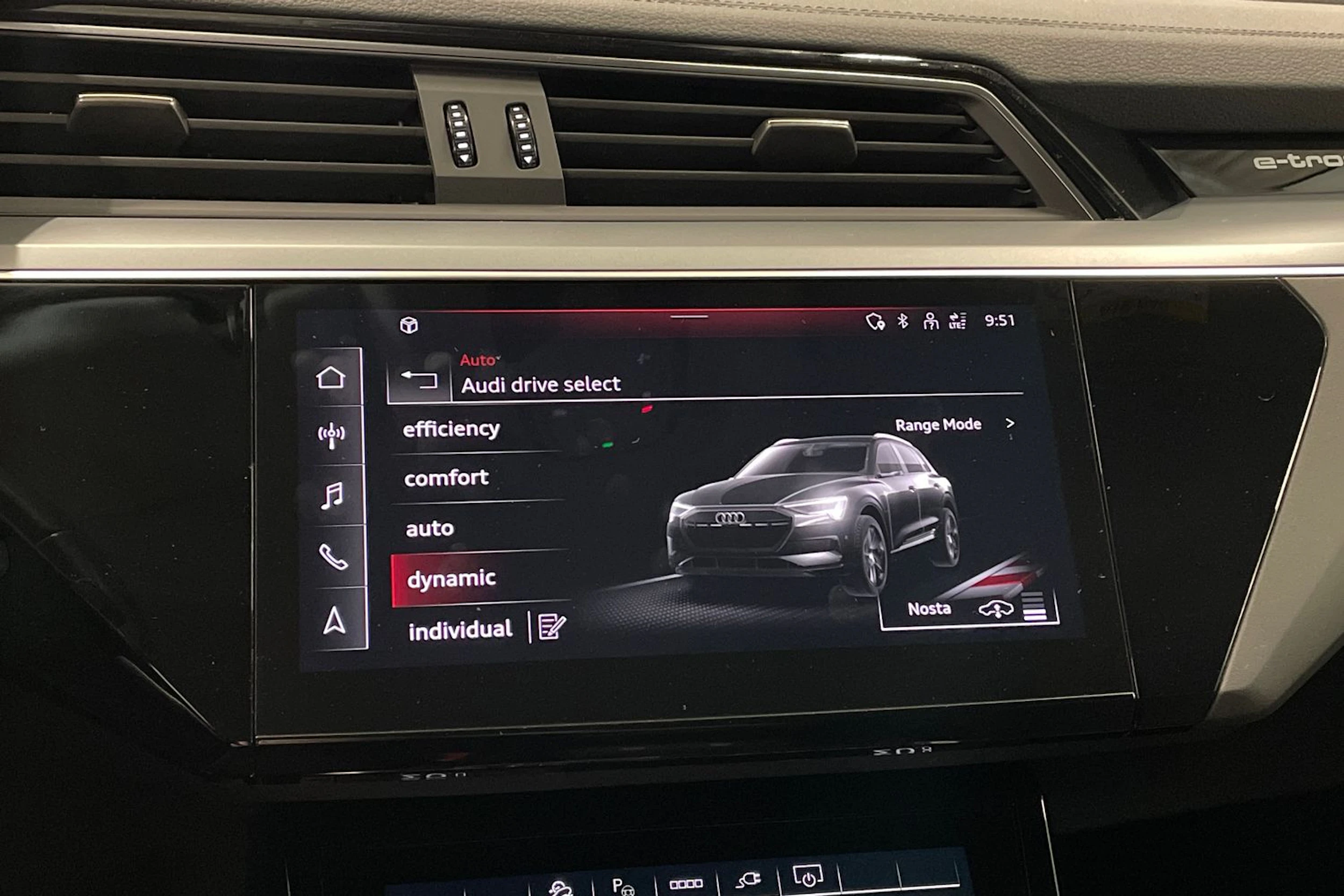 harmaa Audi Q8 e-tron 2023 kuva 19.