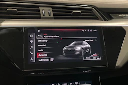 harmaa Audi Q8 e-tron 2023 kuva 19.