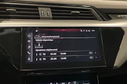 harmaa Audi Q8 e-tron 2023 kuva 20.