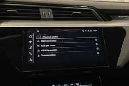harmaa Audi Q8 e-tron 2023 kuva 21.