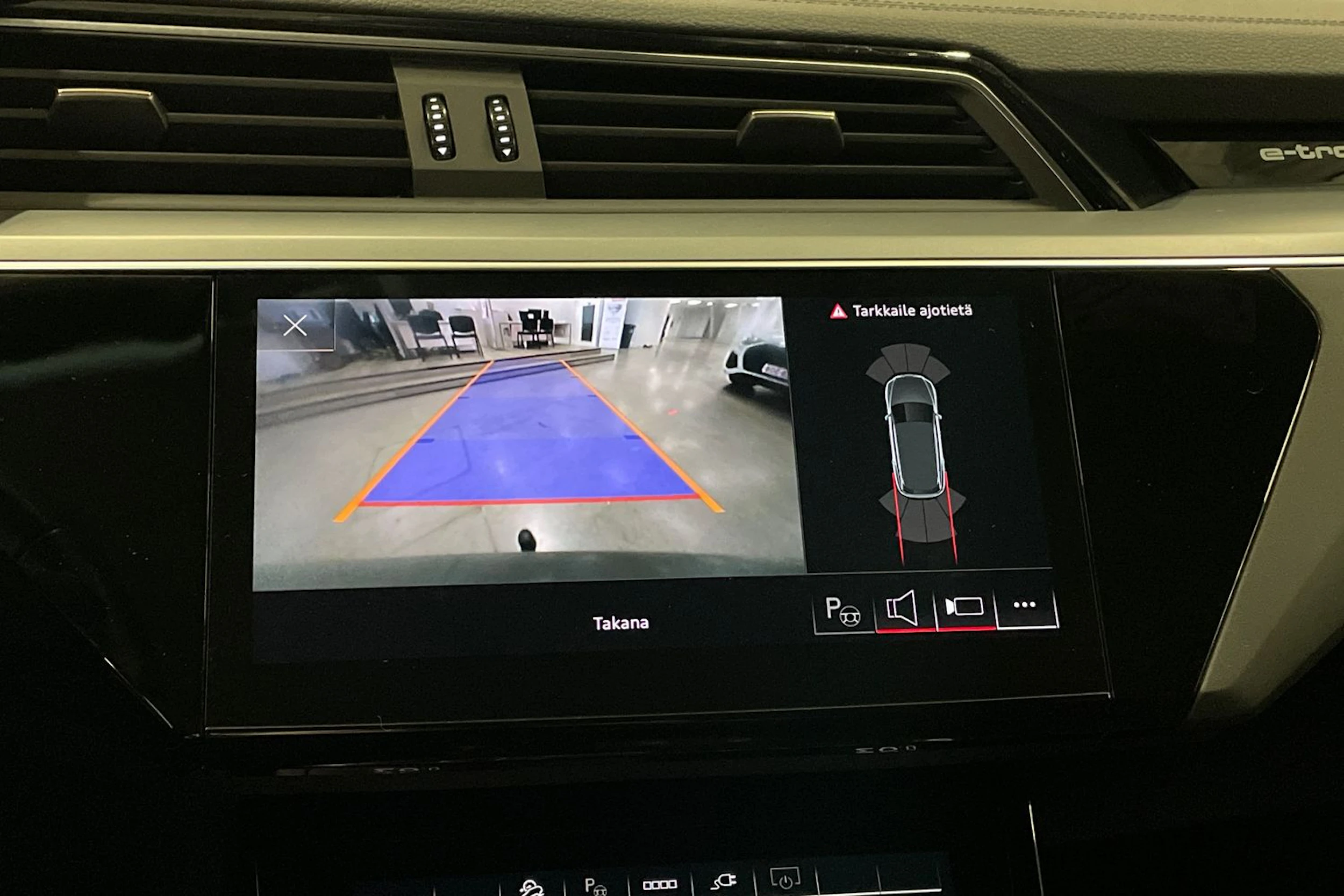harmaa Audi Q8 e-tron 2023 kuva 23.