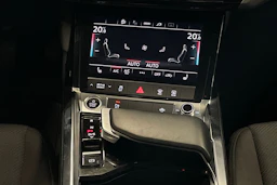 harmaa Audi Q8 e-tron 2023 kuva 24.