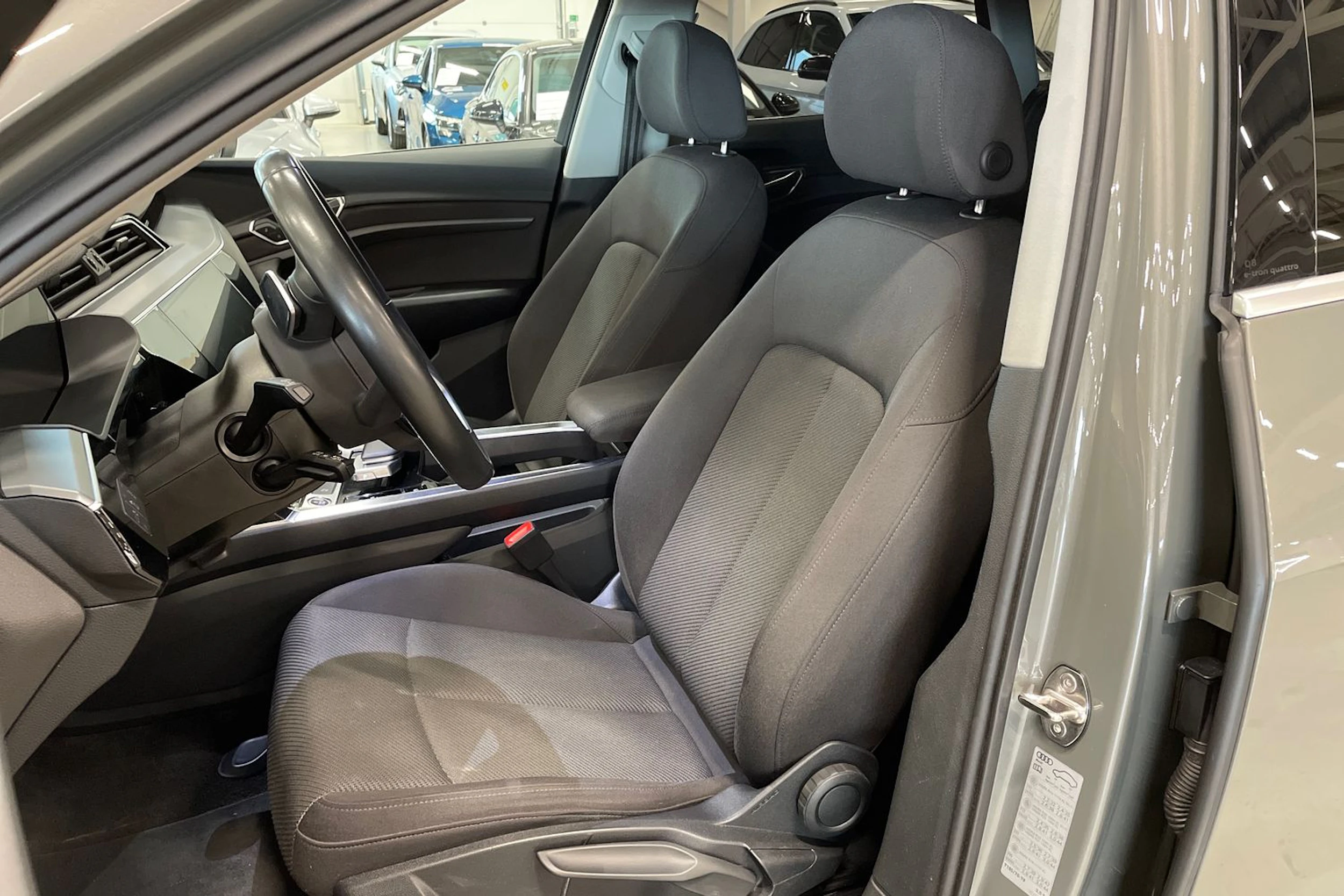 harmaa Audi Q8 e-tron 2023 kuva 25.
