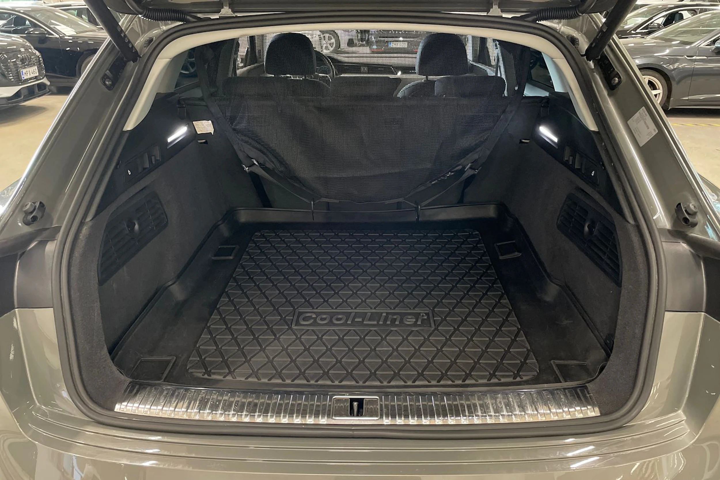 harmaa Audi Q8 e-tron 2023 kuva 27.