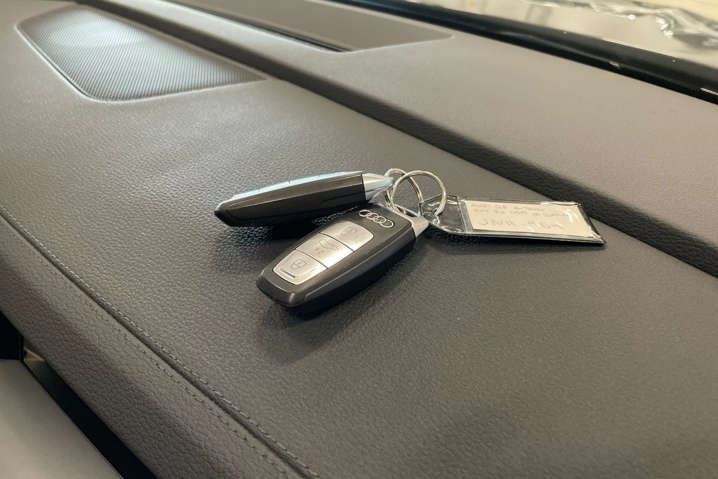 harmaa Audi Q8 e-tron 2023 kuva 30.